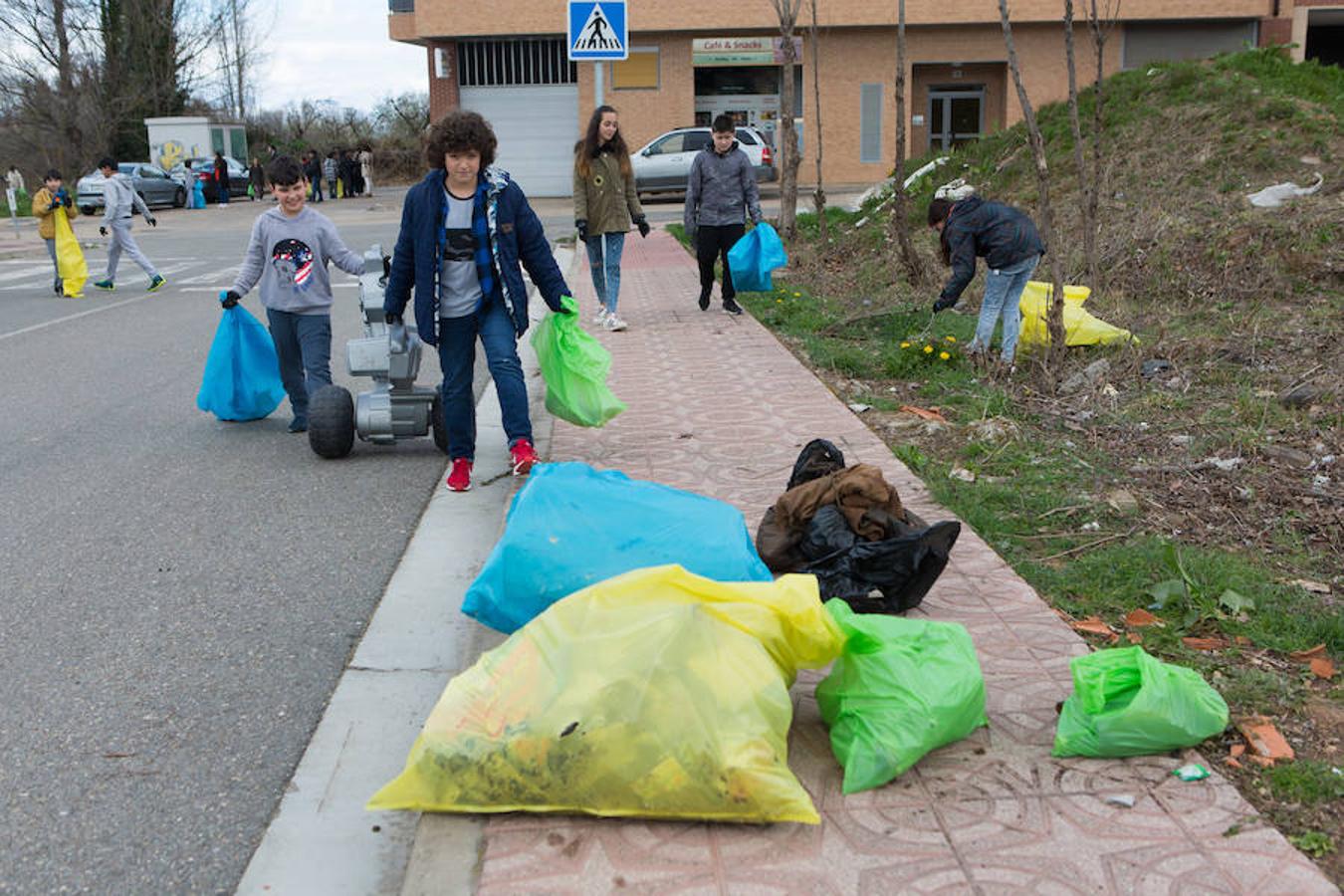 Gracias a los escolares de Albelda el río Iregua es hoy un río más limpio. Un trabajo coral y ecológico que demuestra que si el hombre es el que mancha también tiene la obligación de limpiar lo que ensucia.