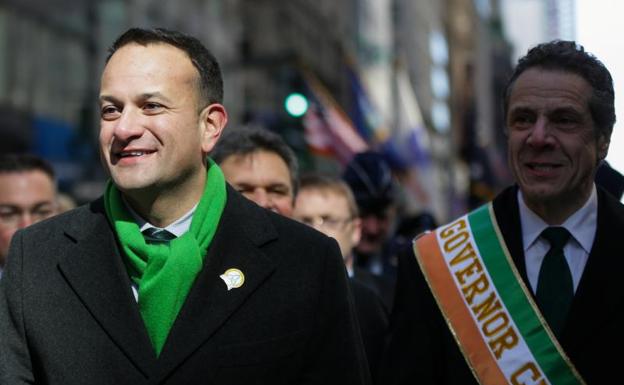 Leo Varadkar, primer ministro irlandés (i), durante los actos de celebración de San Patricio en Dublín.