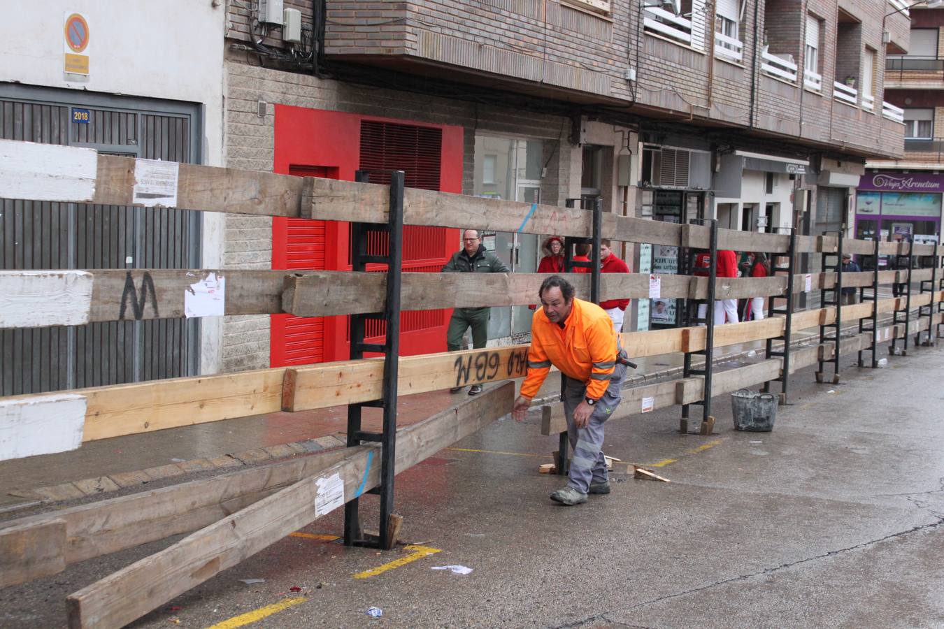 La lluvia obligó a difrutar de los actos bajo el techo de las peñas y de la carpa