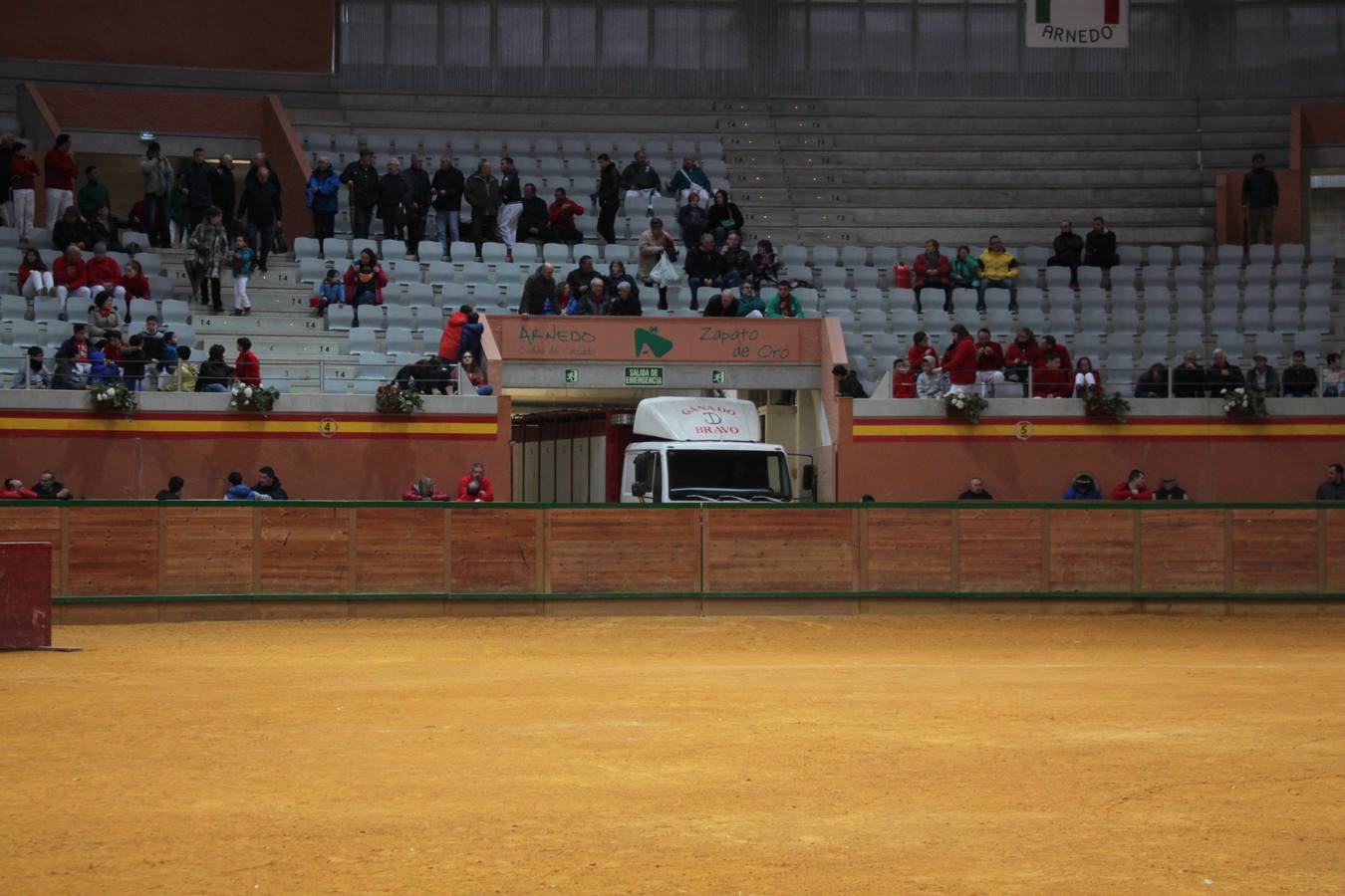 La lluvia obligó a difrutar de los actos bajo el techo de las peñas y de la carpa