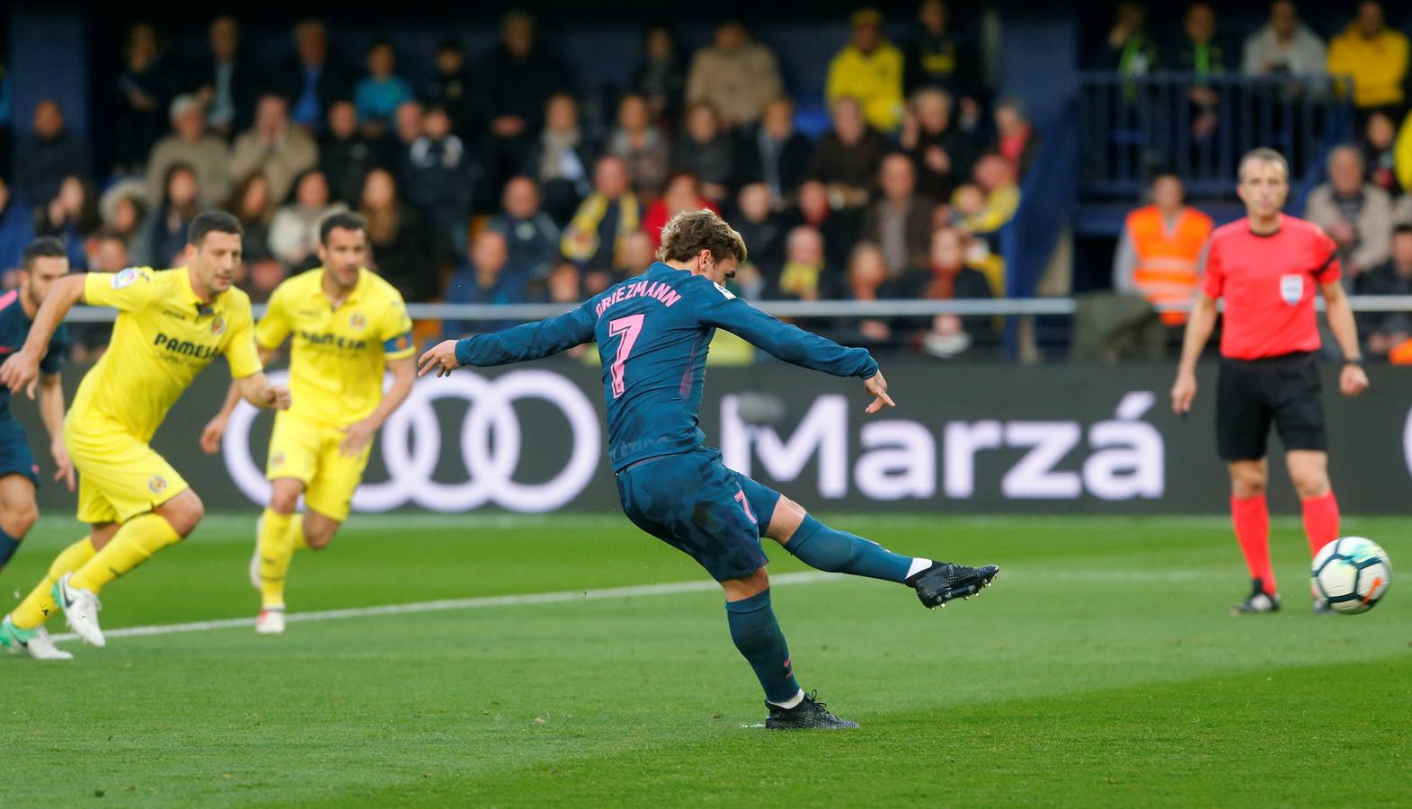 Las mejores imágenes del aprtido de la 29ª jornada entre el Villarreal y el Atlético, en el estadio de La Cerámica. 