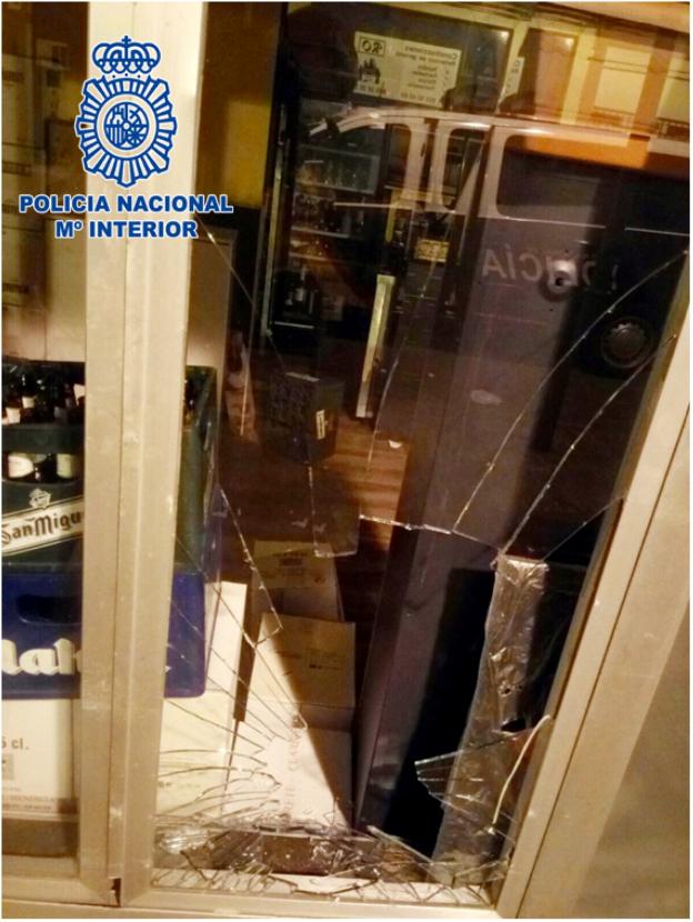 El detenido intentó acceder al establecimiento tras romper uno de los cristales. :: P.N.