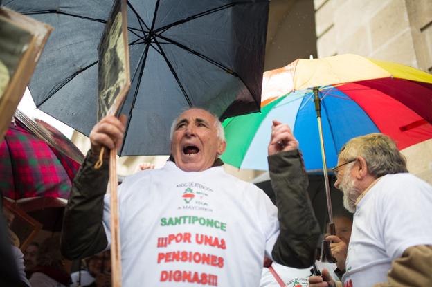 Un jubilado participa en una de las manifestaciones celebradas ayer en favor de una pensión digna. :: e. p.