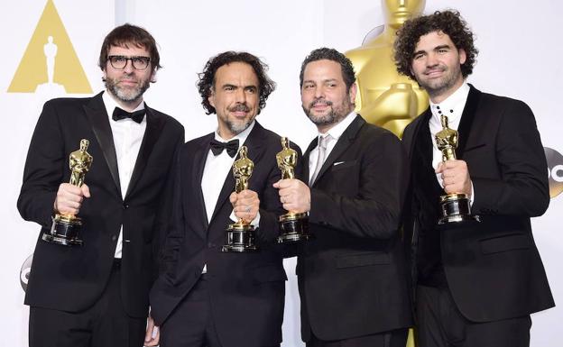 Empezando por la izquierda; Nicolas Giacobone, Alejandro Iñárritu, Alexander Dinelaris Jr. y Armando Bó, recogen el Oscar por 'Birdman'.