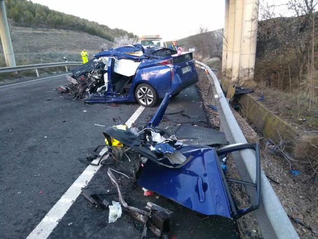 Estado del vehículo, un Toyota Prius, tras colisionar con un camión en la carretera Nacional 113, ayer en Valverde, pedanía de Cervera. :: sanda