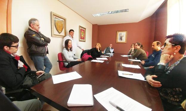 Reunión de la concejal de Turismo con agentes turísticos. :: albo