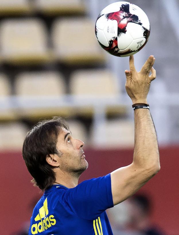 El seleccionador español, Julen Lopetegui, juguetea con un balón durante un entrenamiento
