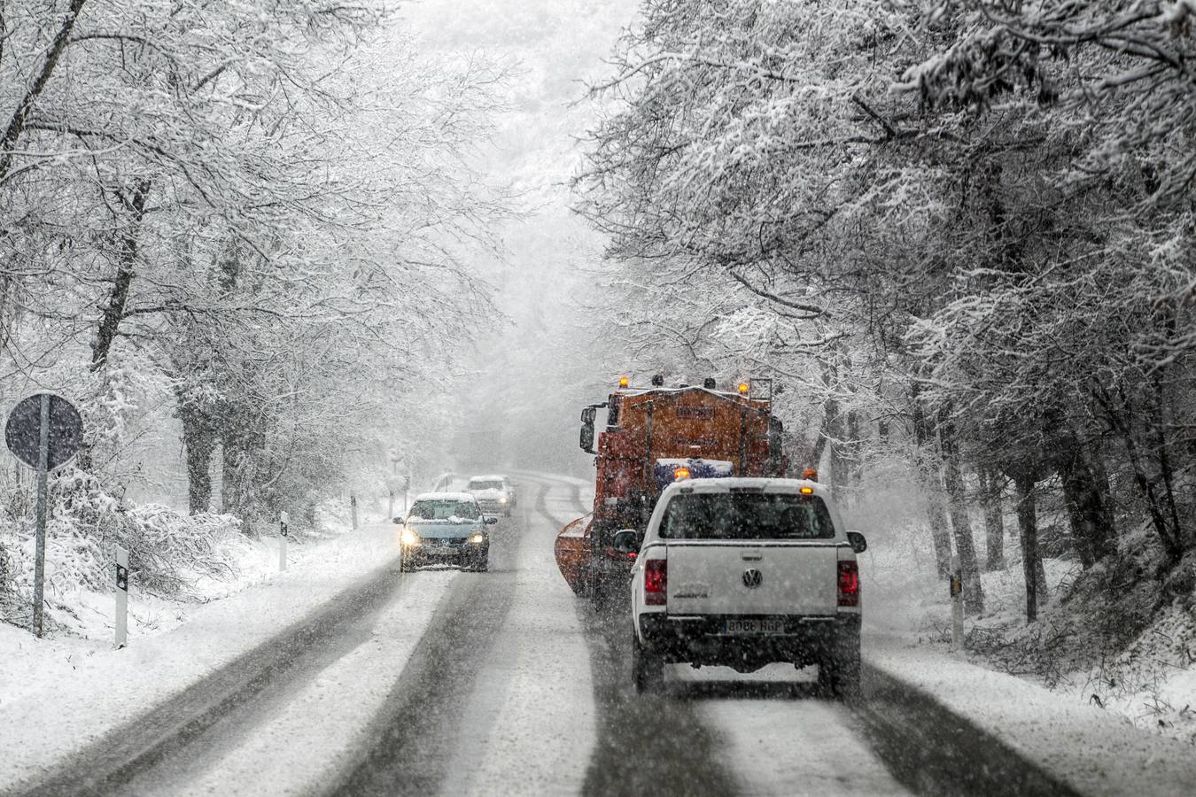 En la carretera nacional 111 hubo muchos problemas de circulación a causa de la nieve, aunque dejó preciosas estampas.