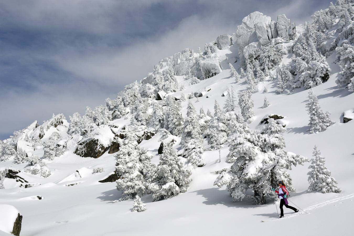 Espectacular paisaje de Sierra Cebollera cubierta por la nieve en este último fin de semana de invierno.