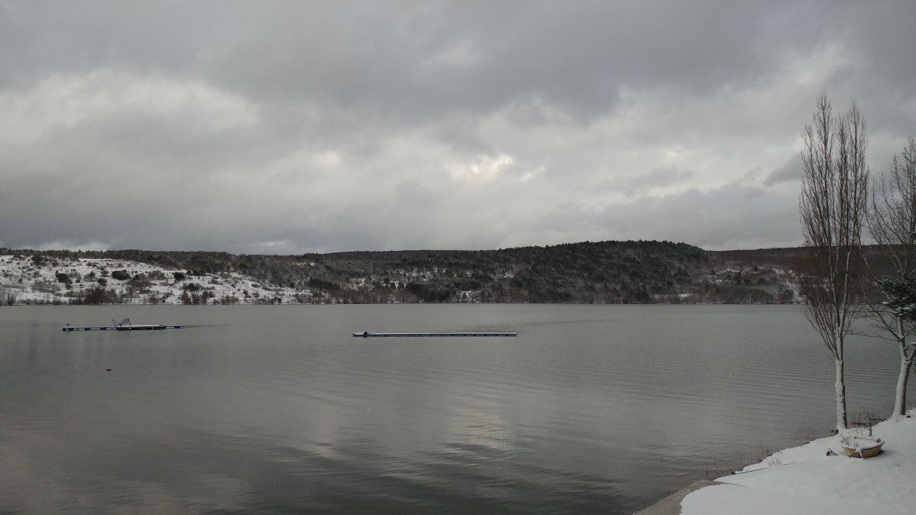 Imágenes del pantano González Lacasa cubierto de nieve.