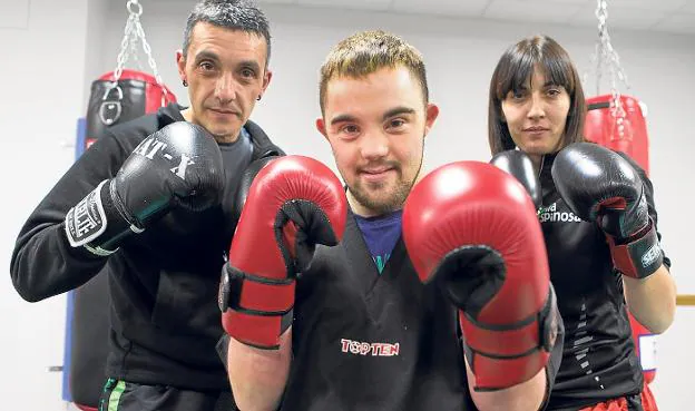 Juan, en el gimnasio con sus profesores José Miguel Alonso y Seila Espinosa. :