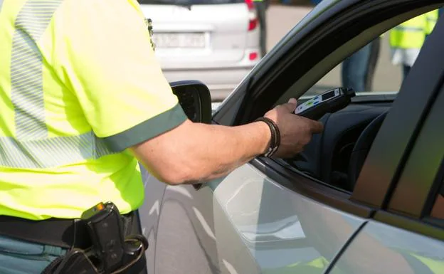 Dos detenidos por dar positivo en alcohol, una tras un accidente de tráfico y otro sin carné