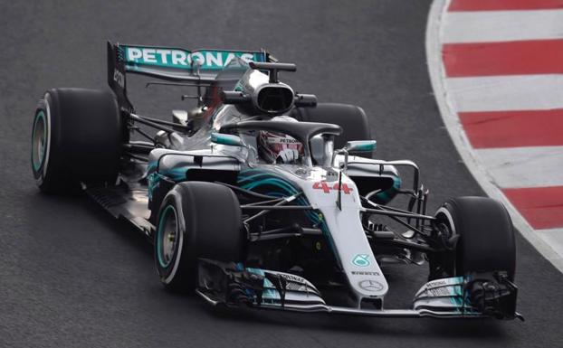 Lewis Hamilton, rodando con su Mercedes en los test que se llevaron a cabo en Montmeló. 