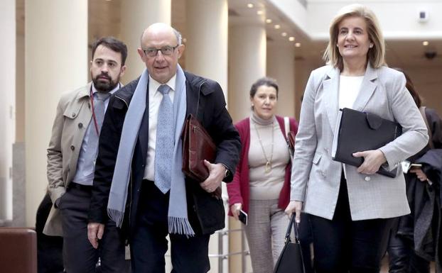 Los ministros de Hacienda, Cristóbal Montoro (2i) y Empleo, Fátima Báñez, durante el pleno celebrado esta tarde en el Senado. 