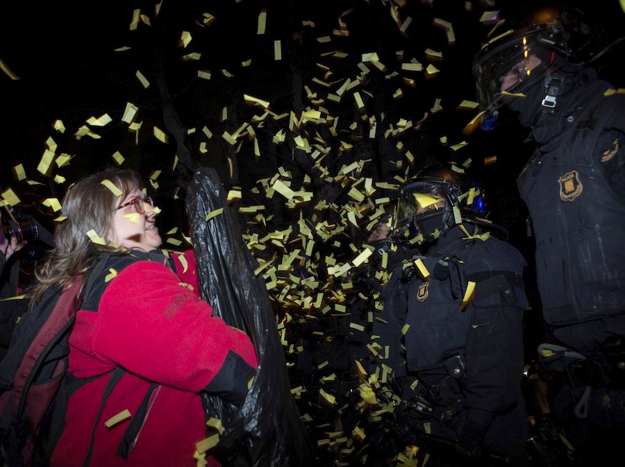 Un total de 22 personas han resultado heridas leves y dos con prónostico menos grave este viernes por la noche durante la movilización contra el encarcelamiento de políticos soberanistas en la zona de la Delegación del Gobierno en Cataluña.