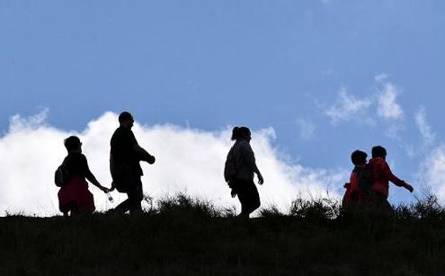 A paso tranquilo. Un grupo de caminantes marcha hacia el Monte Cantabria en un paseo saludable del 2016.