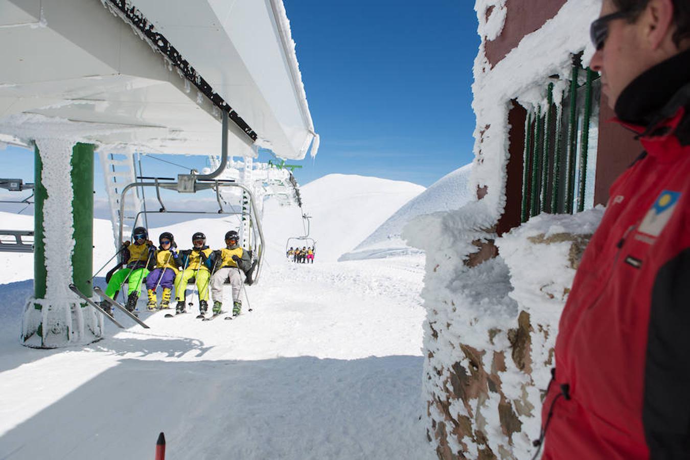 Las nevadas de los últimos días y la proximidad de las fiestas de Semana Santa permiten ser optimistas en la capacidad de convocatoria de turistas y esquiadores en la estación de esquí de Valdecaray.