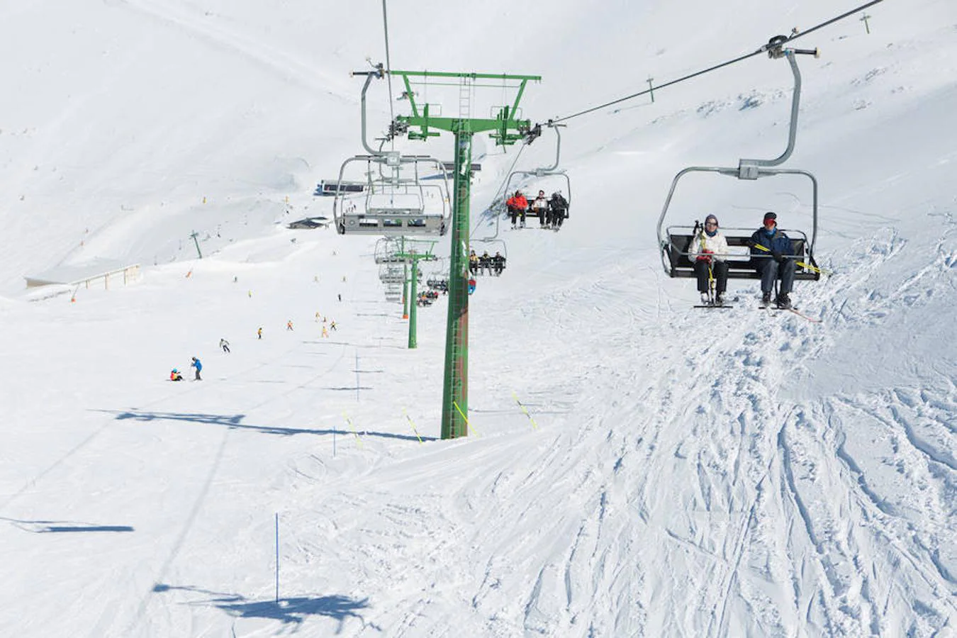 Las nevadas de los últimos días y la proximidad de las fiestas de Semana Santa permiten ser optimistas en la capacidad de convocatoria de turistas y esquiadores en la estación de esquí de Valdecaray.