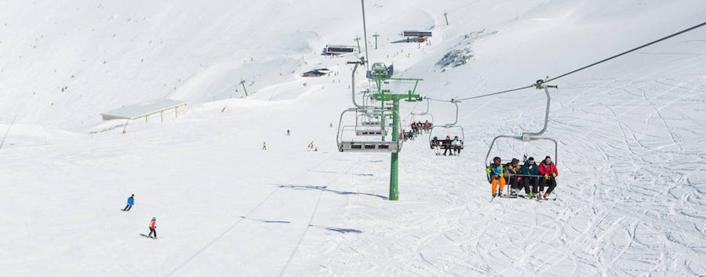 Las nevadas de los últimos días y la proximidad de las fiestas de Semana Santa permiten ser optimistas en la capacidad de convocatoria de turistas y esquiadores en la estación de esquí de Valdecaray.