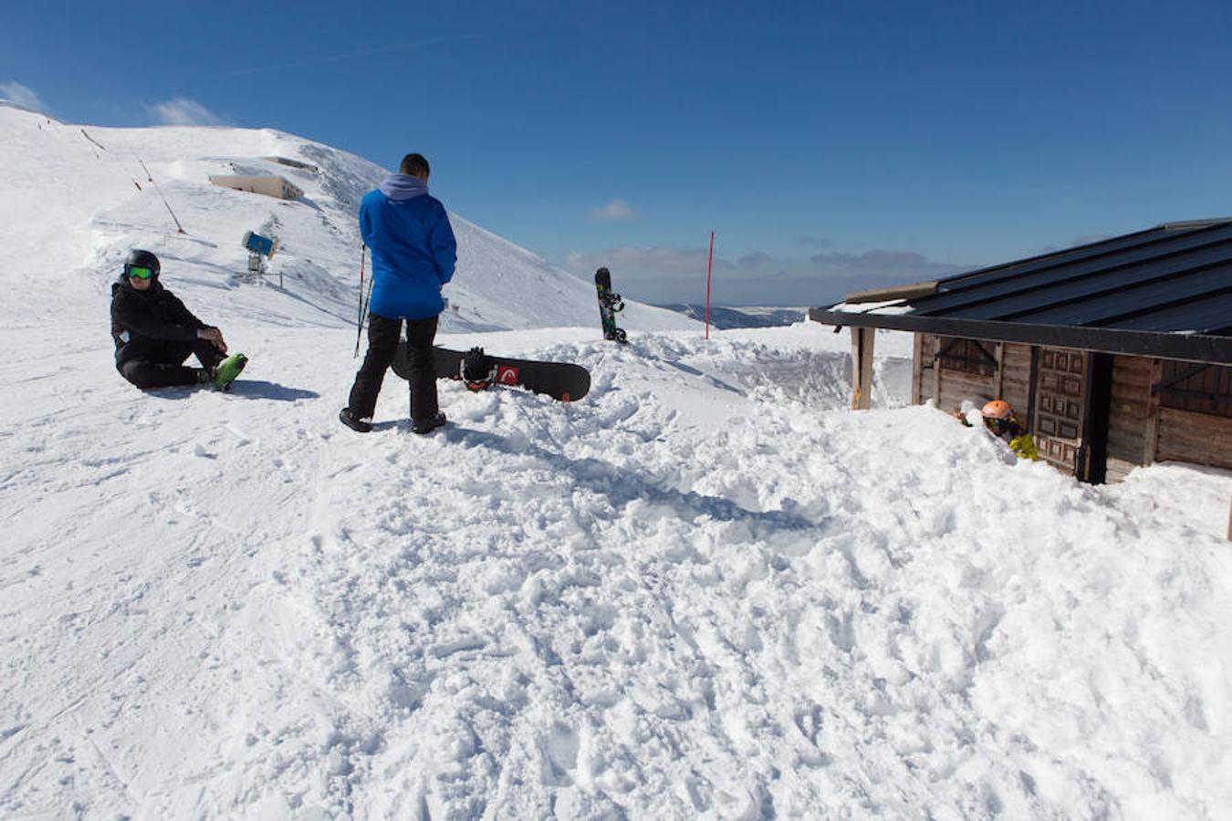 Las nevadas de los últimos días y la proximidad de las fiestas de Semana Santa permiten ser optimistas en la capacidad de convocatoria de turistas y esquiadores en la estación de esquí de Valdecaray.