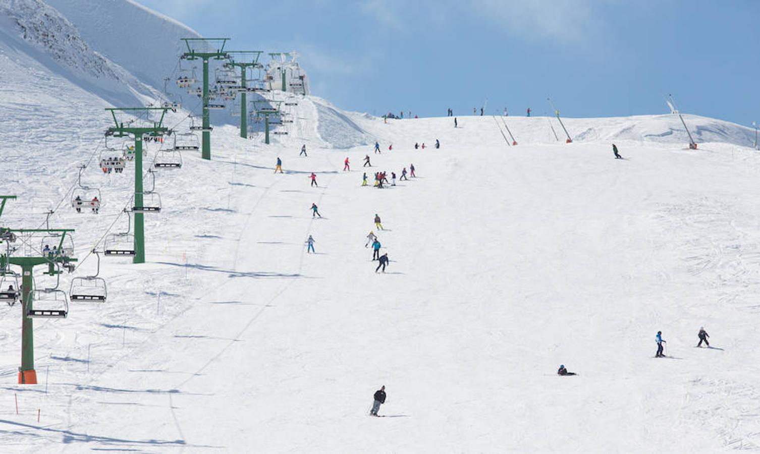 Las nevadas de los últimos días y la proximidad de las fiestas de Semana Santa permiten ser optimistas en la capacidad de convocatoria de turistas y esquiadores en la estación de esquí de Valdecaray.