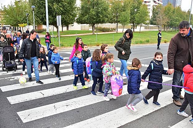 Como cada viernes, desde hace seis meses, vecinos de los Lirios cruzan la circunvalación para reclamar una pasarela que evite el peligro que supone atravesar la ronda logroñesa. :: miguel herreros