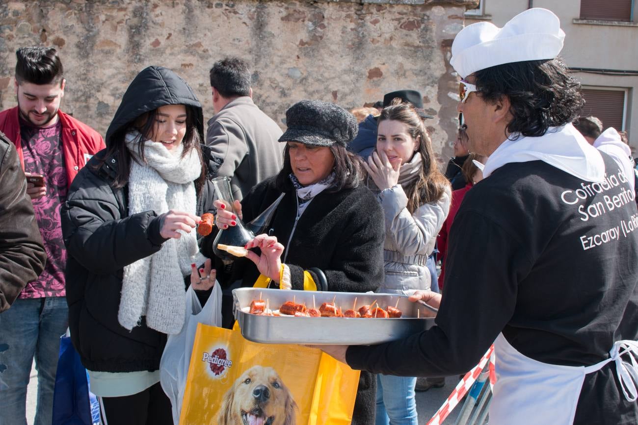 El viento no se lo puso nada fácil el sábado a los cofrades de San Benito y Valvanera en Ezcaray, que tuvieron que bregar, a lágrima viva, contra la humareda que las fuertes rachas de aire devolvían a la caseta inaugurada tal día como ayer, un 24 de marzo, hace once años. Curtidos ya en mil batallas culinarias, lucharon contra viento y humareda y, por supuesto, sacaron adelante las ‘habas de San Benito’, una tradición de orígenes medievales que se viene celebrando, de forma ininterrumpida, desde el año 1947.