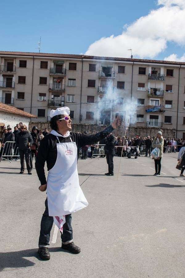 El viento no se lo puso nada fácil el sábado a los cofrades de San Benito y Valvanera en Ezcaray, que tuvieron que bregar, a lágrima viva, contra la humareda que las fuertes rachas de aire devolvían a la caseta inaugurada tal día como ayer, un 24 de marzo, hace once años. Curtidos ya en mil batallas culinarias, lucharon contra viento y humareda y, por supuesto, sacaron adelante las ‘habas de San Benito’, una tradición de orígenes medievales que se viene celebrando, de forma ininterrumpida, desde el año 1947.