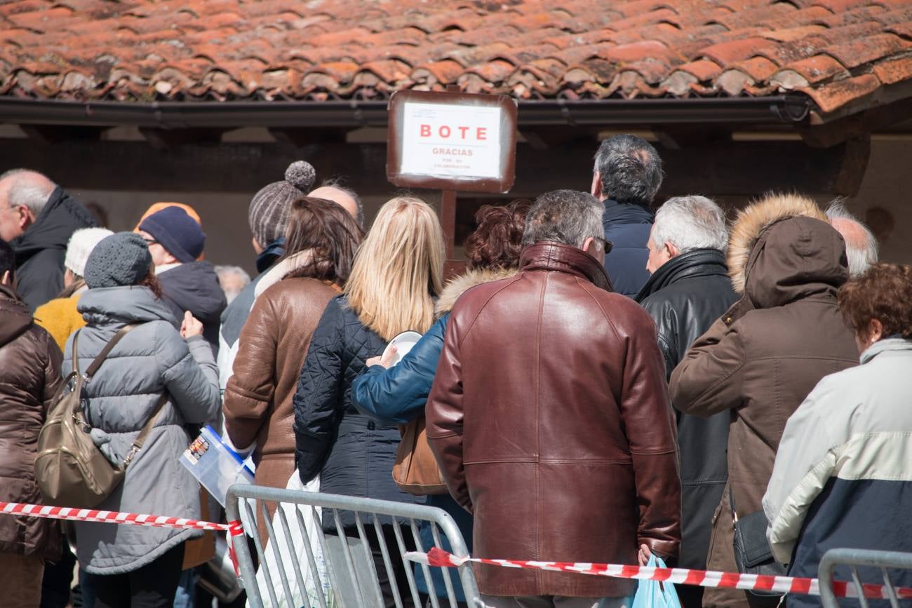 El viento no se lo puso nada fácil el sábado a los cofrades de San Benito y Valvanera en Ezcaray, que tuvieron que bregar, a lágrima viva, contra la humareda que las fuertes rachas de aire devolvían a la caseta inaugurada tal día como ayer, un 24 de marzo, hace once años. Curtidos ya en mil batallas culinarias, lucharon contra viento y humareda y, por supuesto, sacaron adelante las ‘habas de San Benito’, una tradición de orígenes medievales que se viene celebrando, de forma ininterrumpida, desde el año 1947.