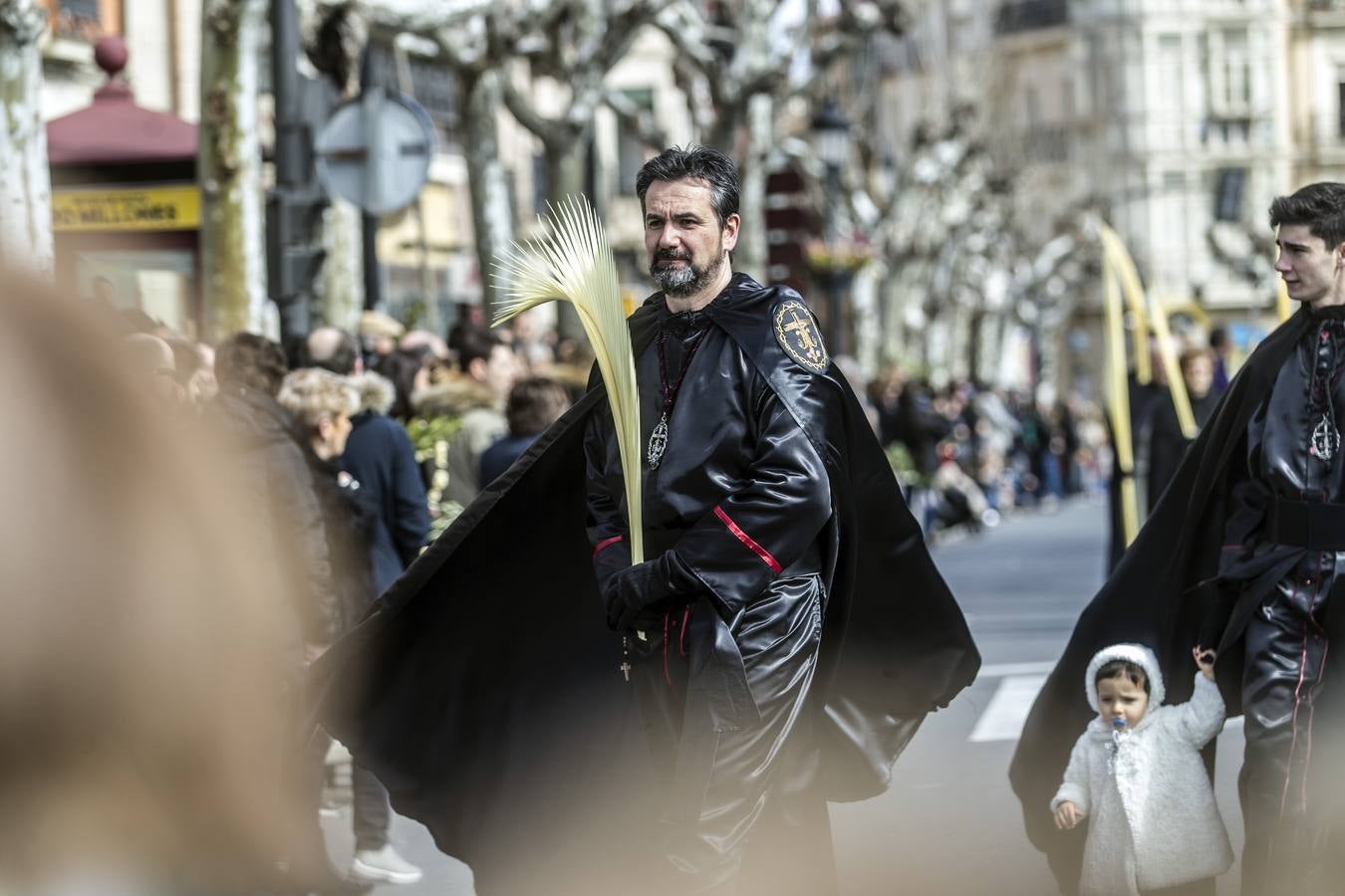 Gran afluencia de personas en la procesión de Domingo de Ramos.