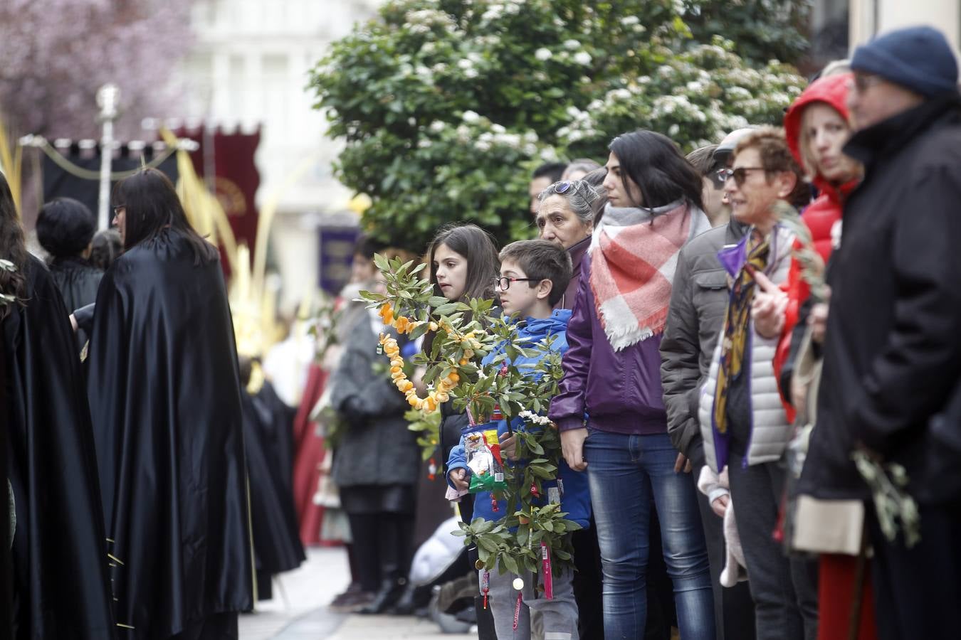 Gran afluencia de personas en la procesión de Domingo de Ramos.