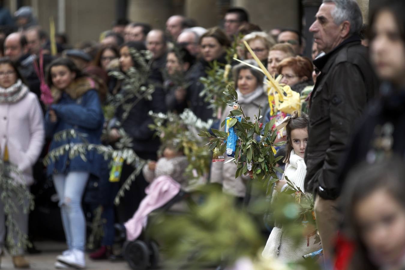 Gran afluencia de personas en la procesión de Domingo de Ramos.