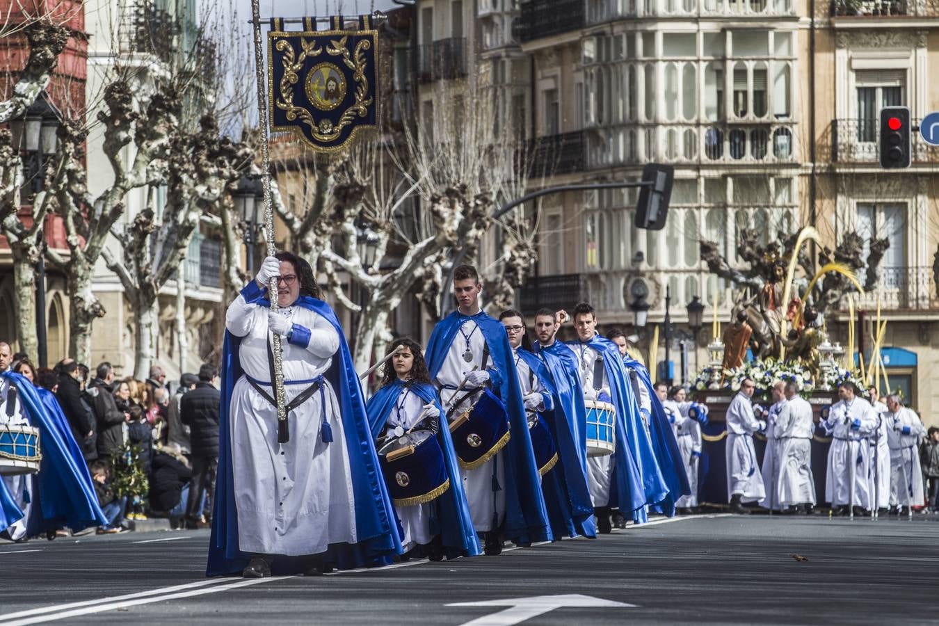 Gran afluencia de personas en la procesión de Domingo de Ramos.