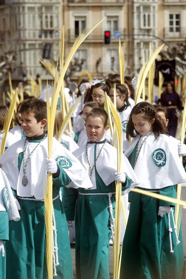 Gran afluencia de personas en la procesión de Domingo de Ramos.