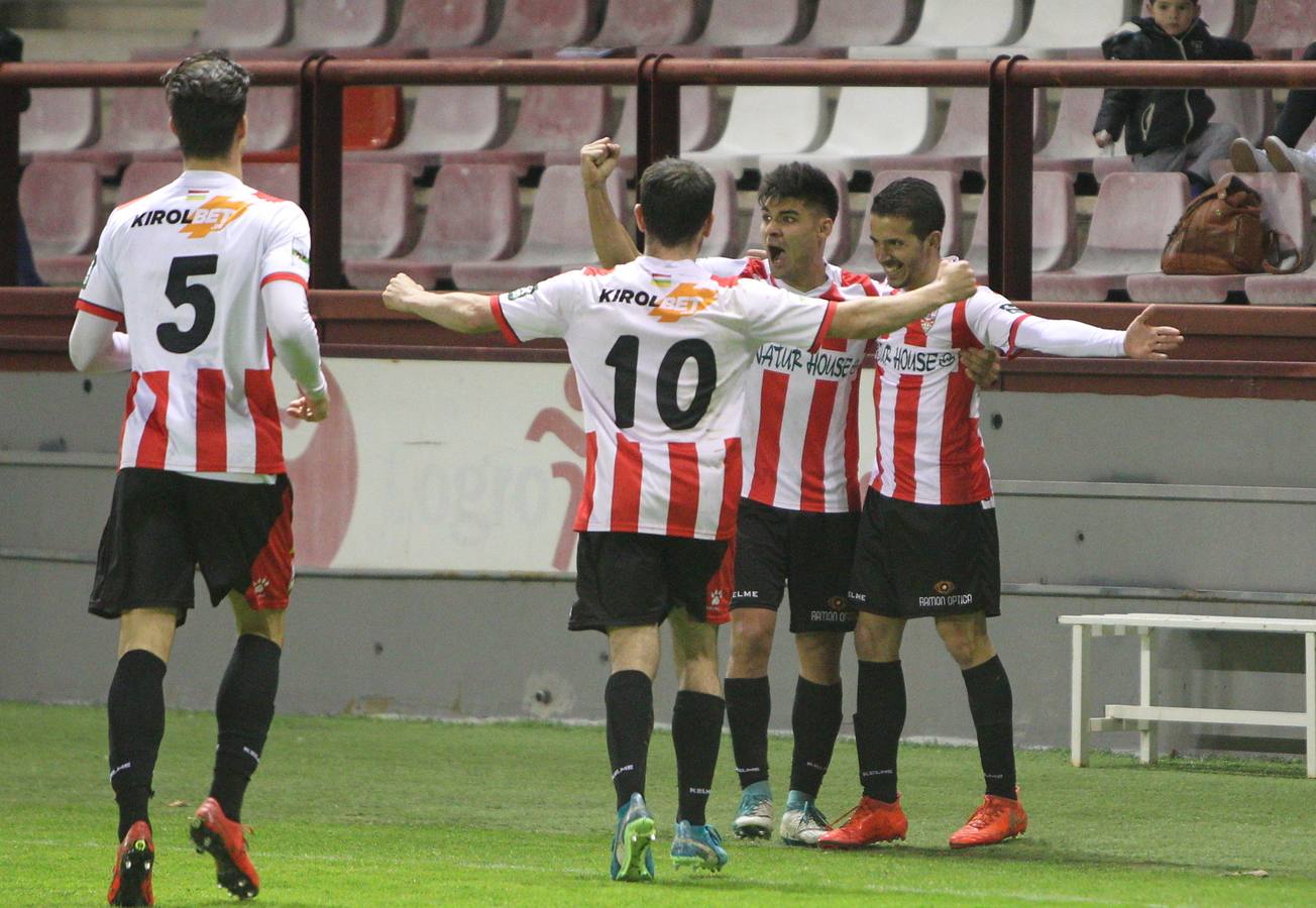 Imágenes del partido disputado en Las Gaunas, que concluyó con victoria de la UD Logroñés por 2-0.