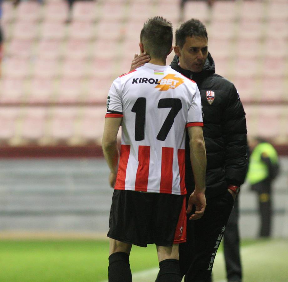Imágenes del partido disputado en Las Gaunas, que concluyó con victoria de la UD Logroñés por 2-0.