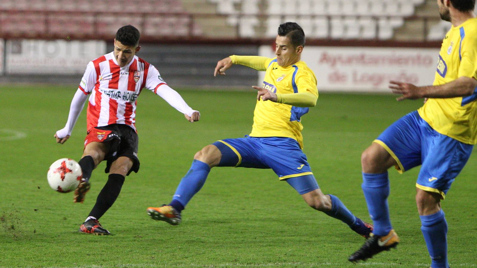 Imágenes del partido disputado en Las Gaunas, que concluyó con victoria de la UD Logroñés por 2-0.