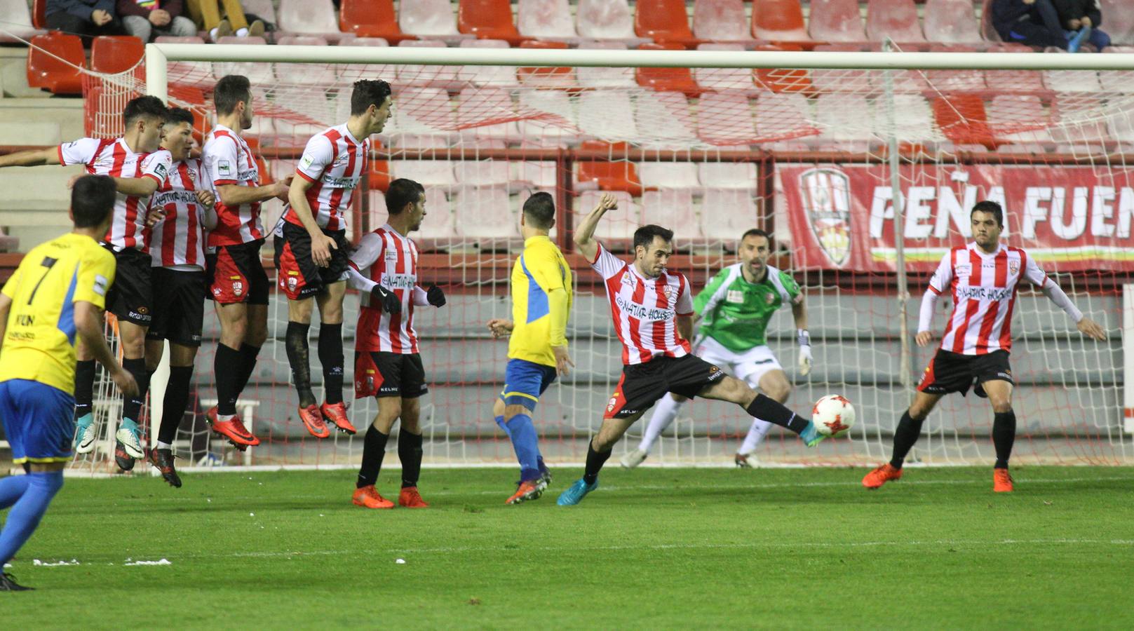 Imágenes del partido disputado en Las Gaunas, que concluyó con victoria de la UD Logroñés por 2-0.