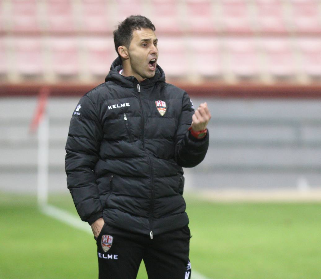 Imágenes del partido disputado en Las Gaunas, que concluyó con victoria de la UD Logroñés por 2-0.