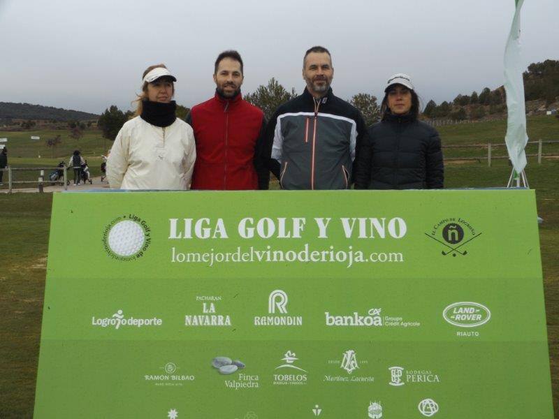 Imágenes de los participantes momentos antes de comenzar la jornada de la Liga de Golf y Vino.