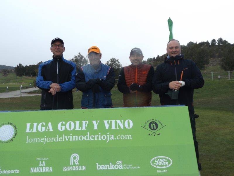 Imágenes de los participantes momentos antes de comenzar la jornada de la Liga de Golf y Vino.