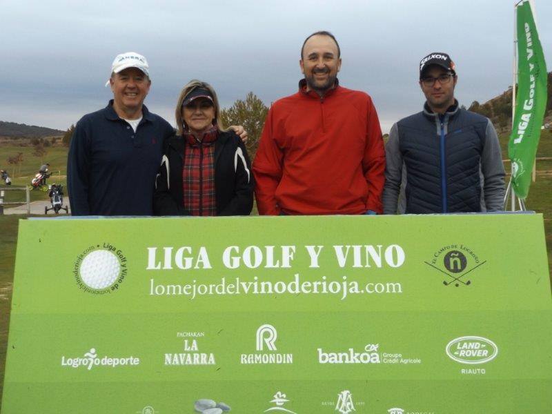 Imágenes de los participantes momentos antes de comenzar la jornada de la Liga de Golf y Vino.