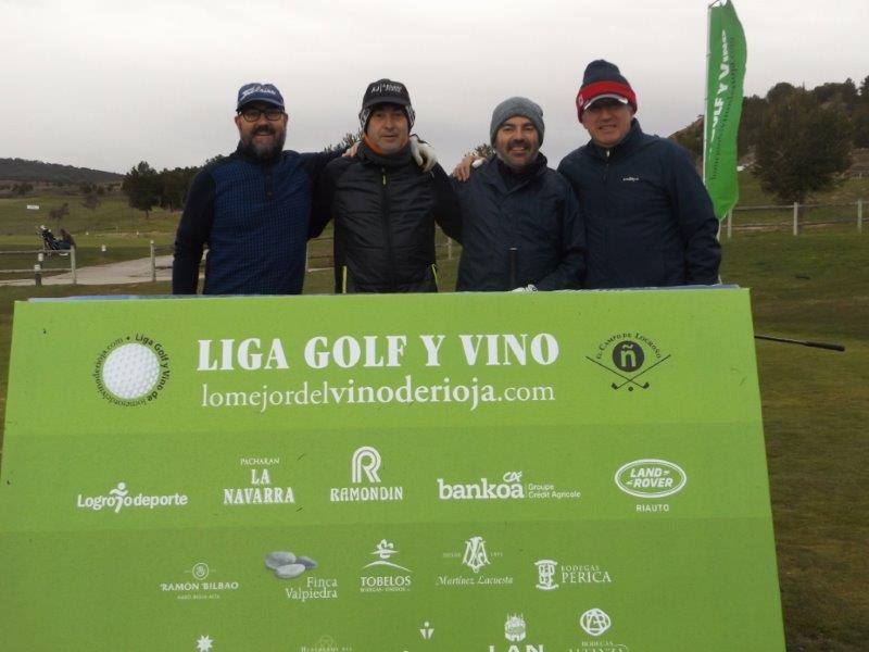 Imágenes de los participantes momentos antes de comenzar la jornada de la Liga de Golf y Vino.