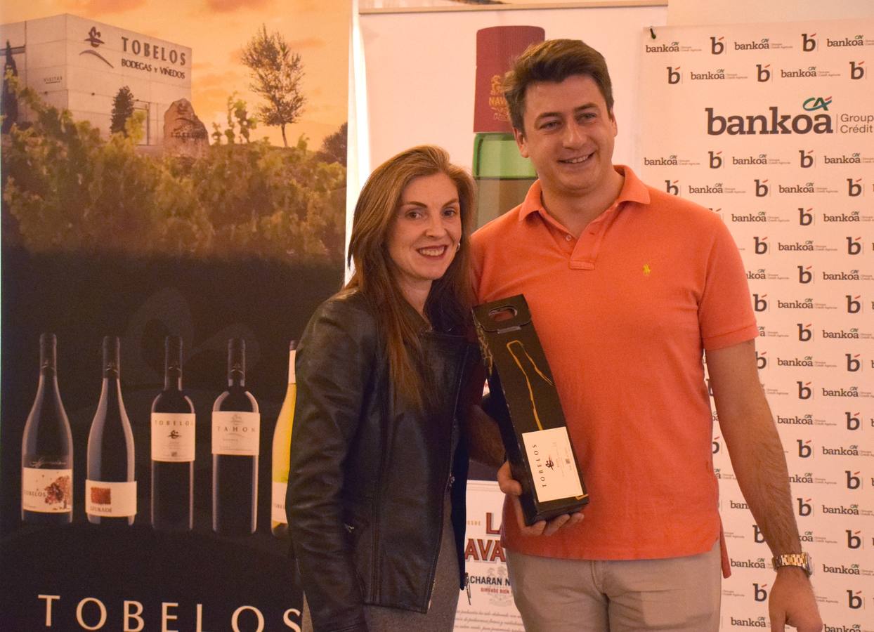 Los ganadores del tercer torneo de la Liga de Golf y Vino recibieron sus premios.