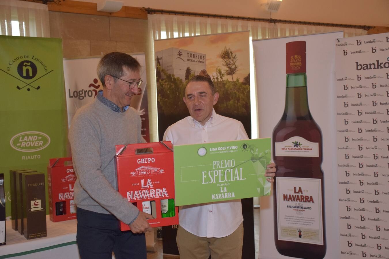 Los ganadores del tercer torneo de la Liga de Golf y Vino recibieron sus premios.