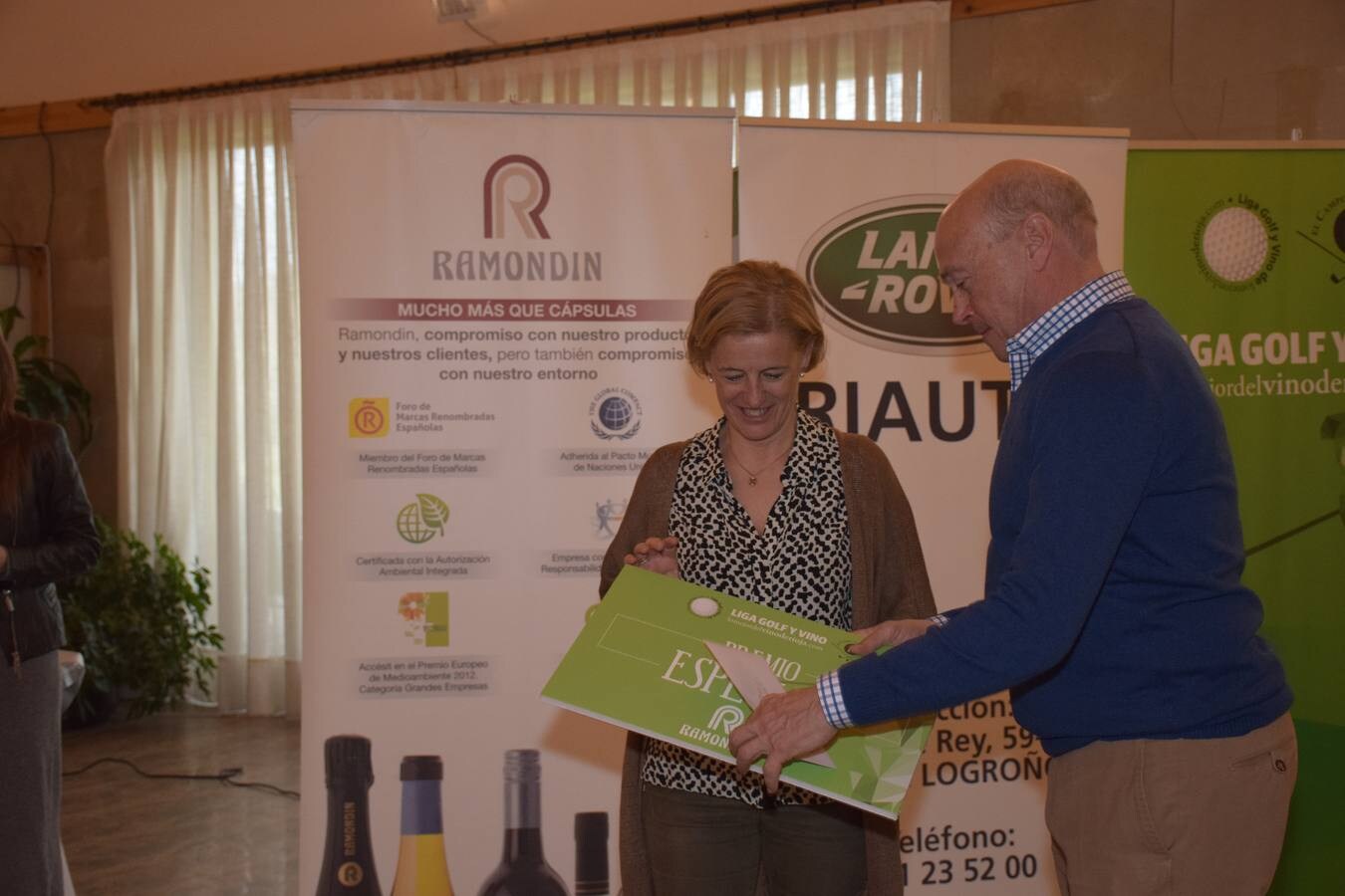 Los ganadores del tercer torneo de la Liga de Golf y Vino recibieron sus premios.