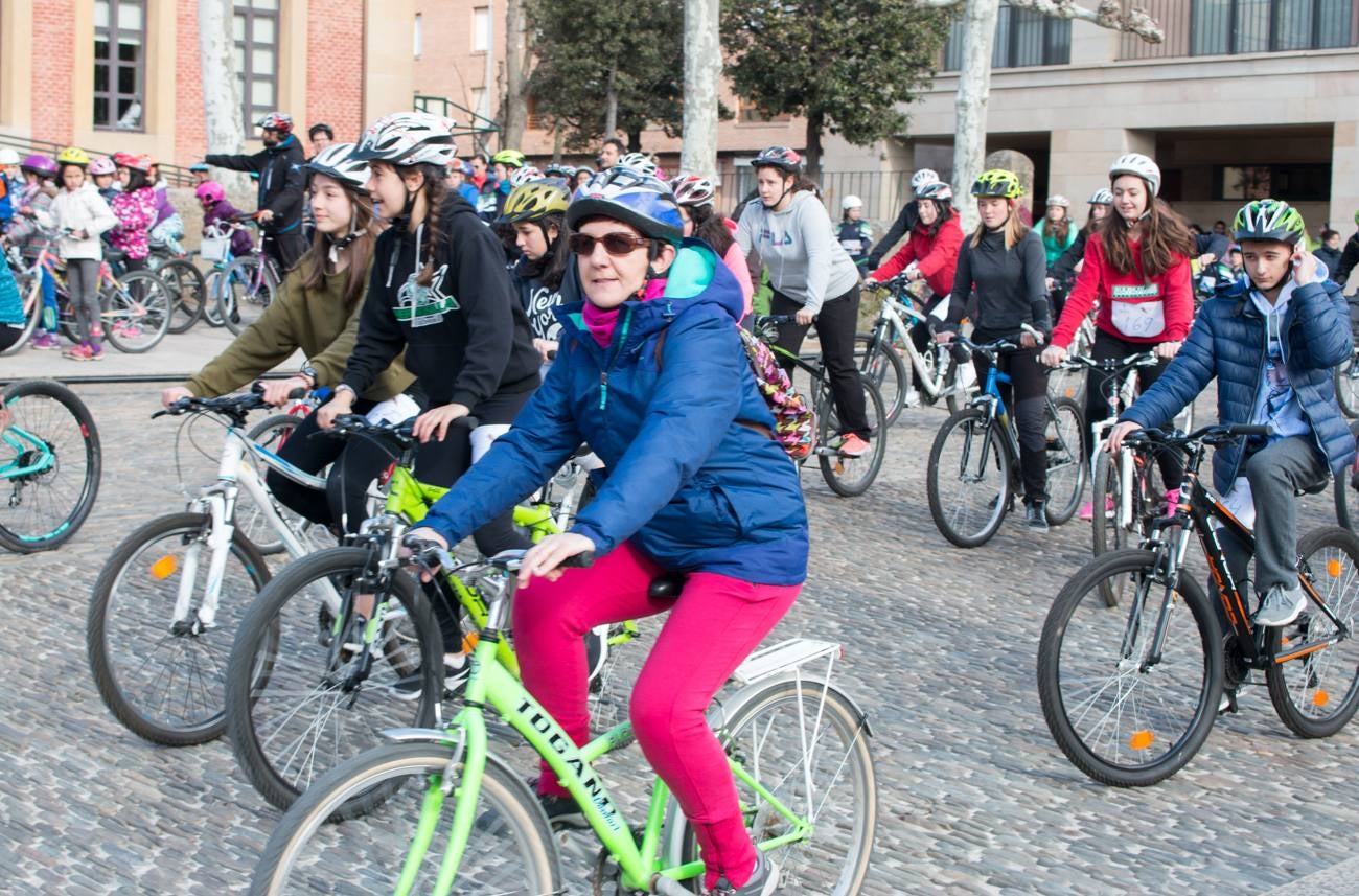 La V Marcha Solidaria en Bicicleta, a beneficio de la AECC ha reunido en Santo Domingo de la Calzada a cerca de 500 personas, la mayoría de ellas escolares.