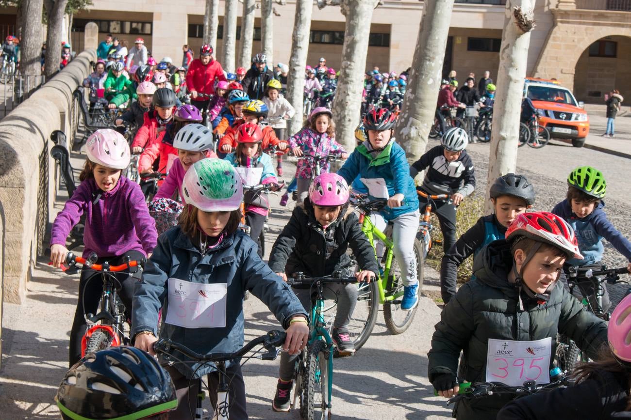 La V Marcha Solidaria en Bicicleta, a beneficio de la AECC ha reunido en Santo Domingo de la Calzada a cerca de 500 personas, la mayoría de ellas escolares.