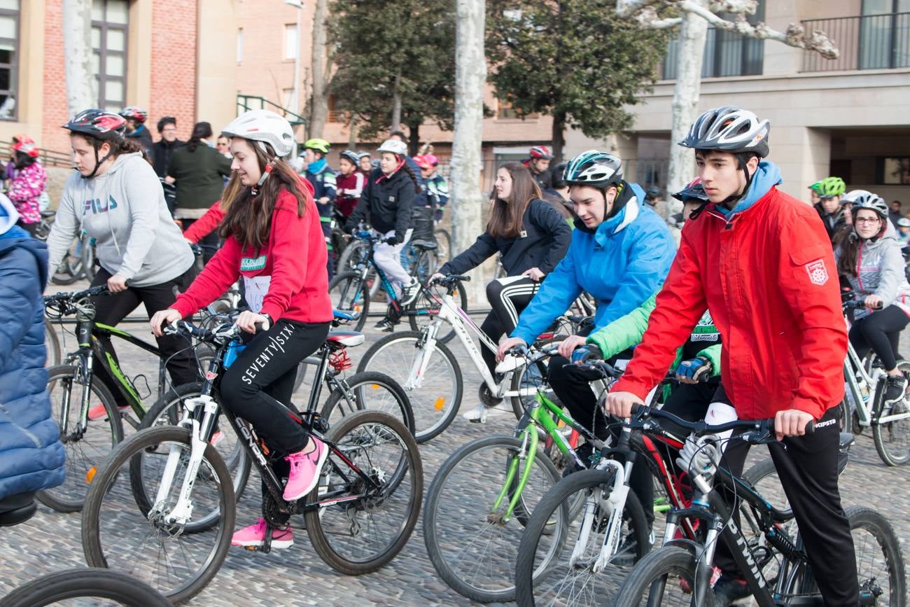 La V Marcha Solidaria en Bicicleta, a beneficio de la AECC ha reunido en Santo Domingo de la Calzada a cerca de 500 personas, la mayoría de ellas escolares.