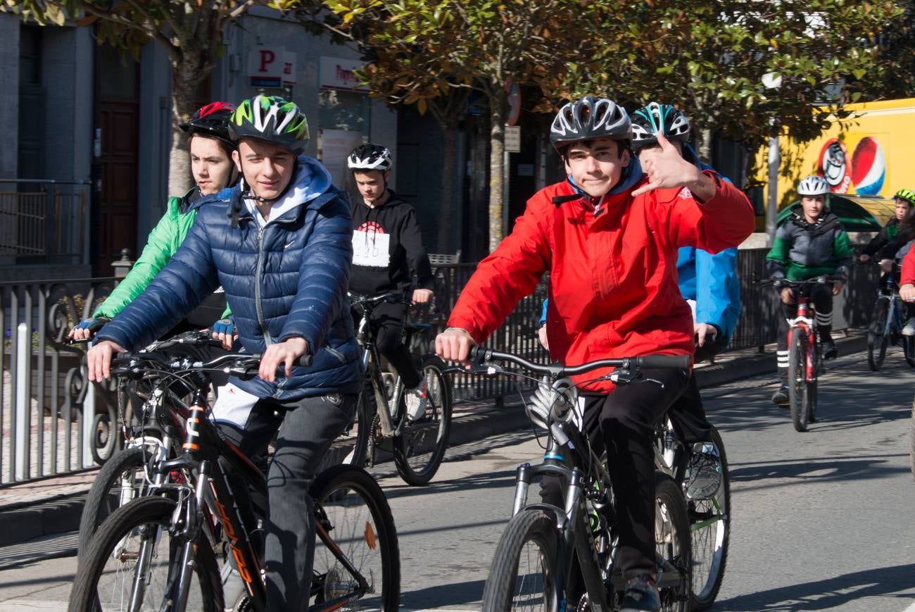 La V Marcha Solidaria en Bicicleta, a beneficio de la AECC ha reunido en Santo Domingo de la Calzada a cerca de 500 personas, la mayoría de ellas escolares.